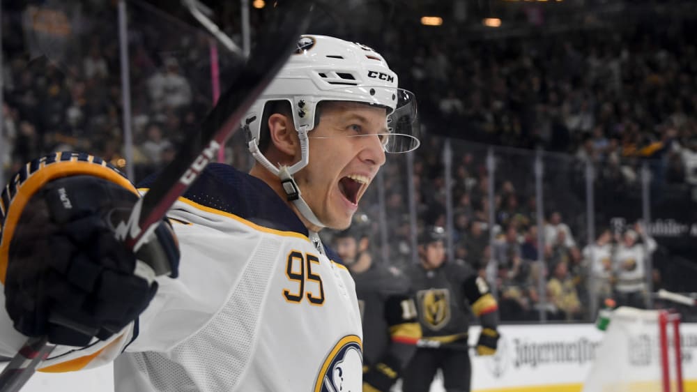 Dominik Kahun traf bei seinem Debüt für die Buffalo Sabres bereits nach zwei Minuten.