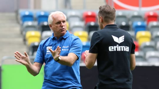 Fachgespräch: Braunschweigs Sportdirektor Peter Vollmann (l.) im Dialog mit Coach Christian Flüthmann.
