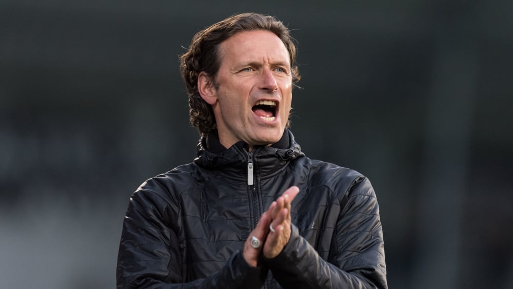 SG Sonnenhof Großaspach-Trainer Oliver Zapel energisch am Spielfeldrand.