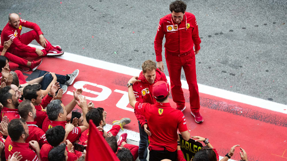 Sebastian Vettel gratuliert seinem Teamkollegen Charles Leclerc zum erneuten Sieg.