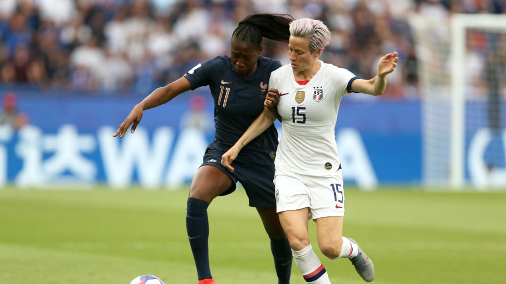Beste Spielerin: Megan Rapinoe (rechts, USA), hier im Zweikampf mit Kadidiatou Diani, entschied das Duell mit zwei Treffern.