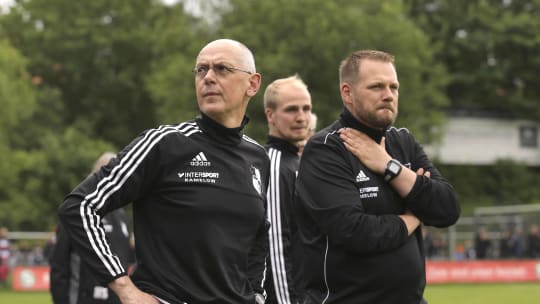 Erster Sieg unter Dach und Fach: HSV-Trainer Sönke Beiroth und Co-Trainer Tim Dethlefs (re.).