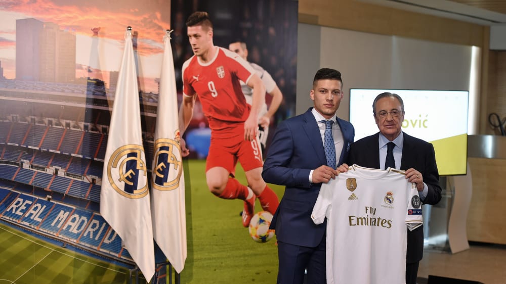 Ernste Miene: Luka Jovic (links) wurde am Mittwoch offiziell von Präsident Florentino Perez und Real Madrid begrüßt.