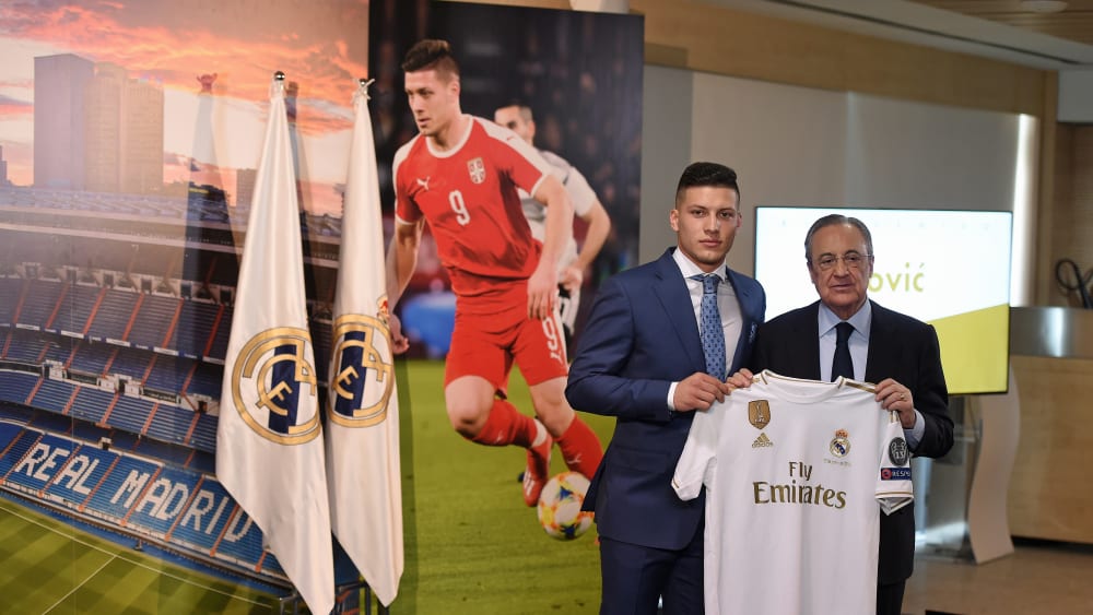 Ernste Miene: Luka Jovic (links) wurde am Mittwoch offiziell von Präsident Florentino Perez und Real Madrid begrüßt.