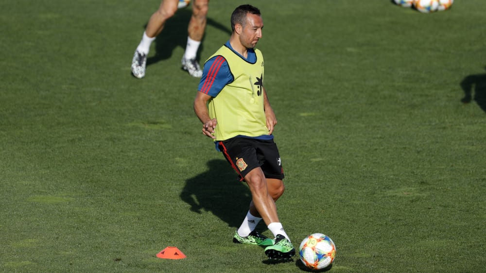 Nach langer Leidenszeit auch für Spanien wieder am Ball: Santi Cazorla.