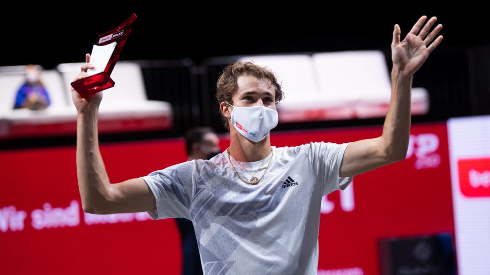Mit Maske und Trophäe: Alexander Zverev am Sonntag in Köln.