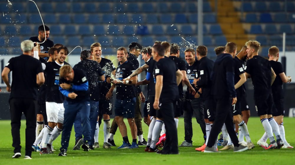 Feier bei der Arminia: Nach dem 1:0 gegen Darmstadt ist Bielefeld nicht mehr von Platz 1 zu verdr&#228;ngen.