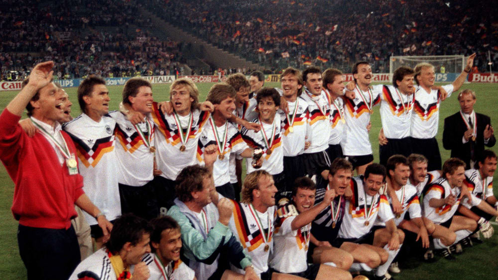 Die deutsche Nationalmannschaft feiert in Rom ihren dritten WM-Titel.