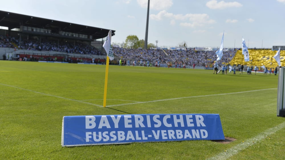 Der Bayerische Fu&#223;ball-Verband steht nach der kurzfristigen Absage des Pokalspiels zwischen Schalke und Schweinfurt unter Druck.