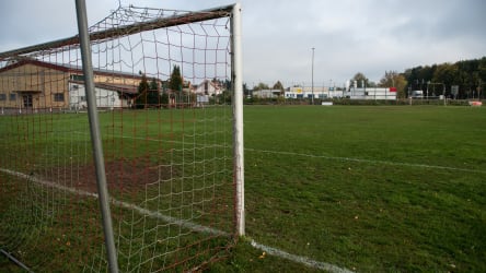 Spieler des FSV Münster schlägt Schiedsrichter nieder