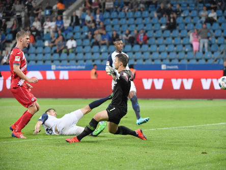 Hohes Tempo: Jonathan Clauss (links) zieht mit viel Speed an Bochums Danny Blum vorbei.