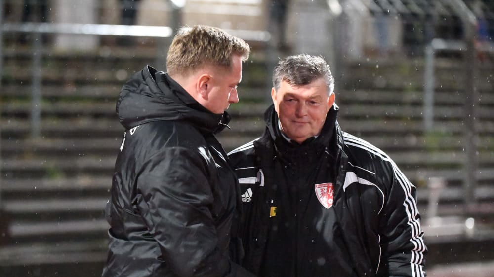 Ein warmer H&#228;ndedruck zum Abschied: Trainer Volker L&#246;benberg (rechts) muss beim Ludwigsfelder FC gehen.