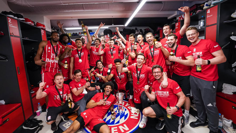 Mit Zigarre und Wein: Bayern-Basketballer feiern Pokal ...