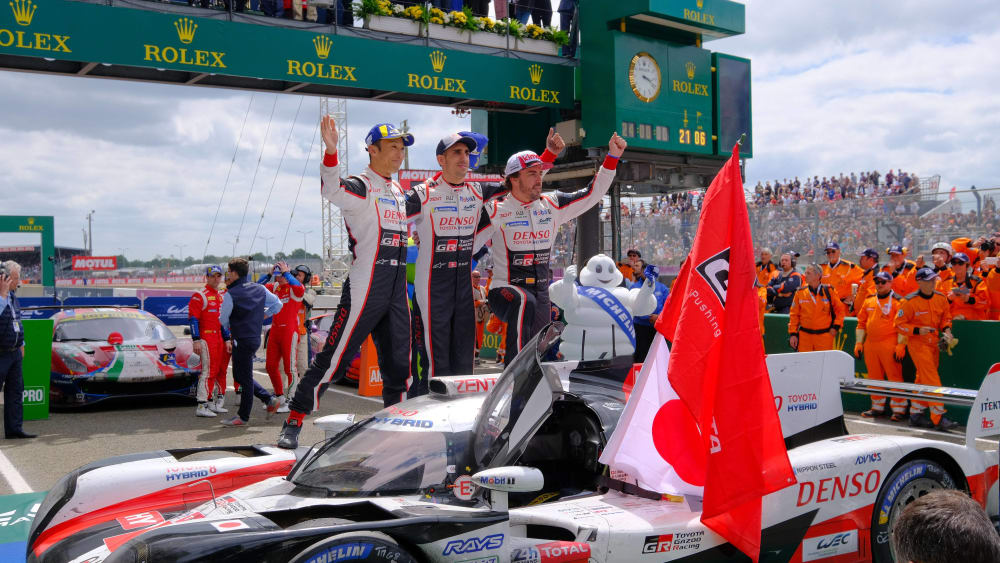 Fernando Alonso jbelt mit seinen Teamkollegen Sebastién Buemi und Kazuki Nakajima.