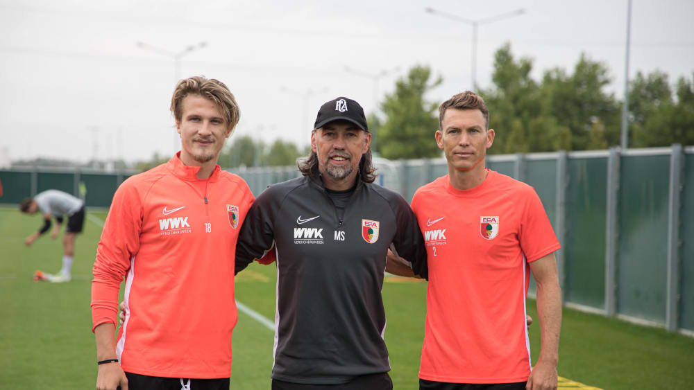 Verstärkungen für die Startelf: Augsburgs Trainer Martin Schmidt mit Tin Jedvaj (li) und Stephan Lichtsteiner.
