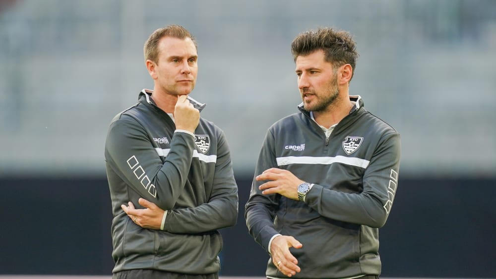 Die KFC Uerdingen-Trainer Daniel Steuernagel (links) und Stefan Reisinger im Gespräch.