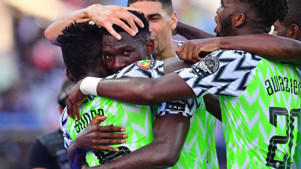 Siegesjubel samt Achtelfinalticket: Kenneth Omeruo (Mitte) köpfte Nigeria gegen Guinea auf die Siegerstraße.