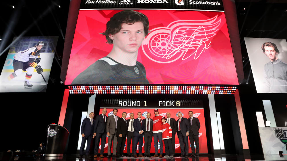 Schon mit dem sechsten Pick ausgewählt: Moritz Seider trägt künftig das Trikot der Detroit Red Wings.
