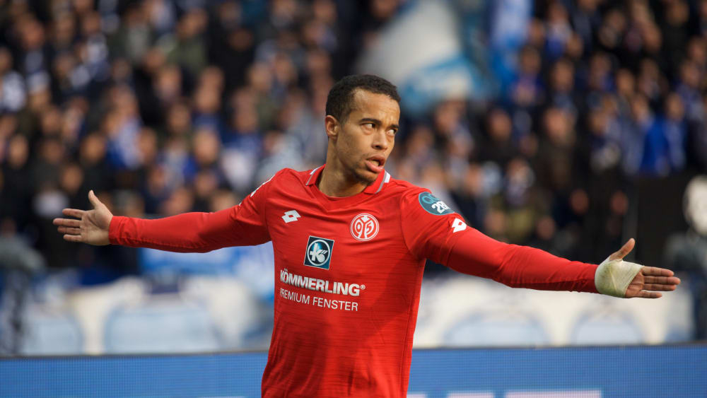 Der Mainzer Robin Quaison bejubelt einen Treffer