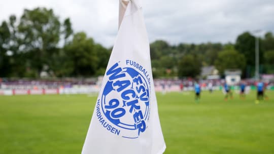 Der FSV Wacker 90 Nordhausen wird gemeinsam mit dem Brandenburger SC Süd 05 und dem FC Carl Zeiss Jena II auch kommende Saison in der Oberliga spielen.