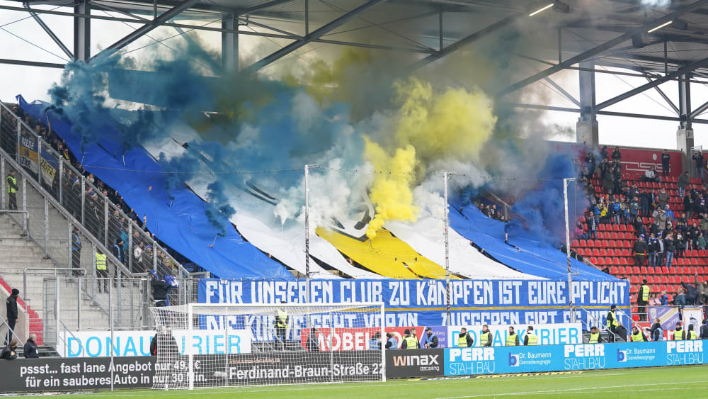 Anhänger von Carl Zeiss Jena zünden pyrotechnische Gegenstände.