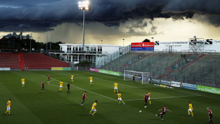 Spektakuläres Wolkenbild über dem Unterhachinger Sportpark