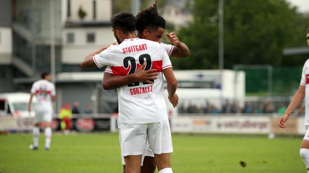 Helden-Cup-Sieger 2020: Daniel Didavi und Nicolas Gonzalez begl&#252;ckw&#252;nschen sich.