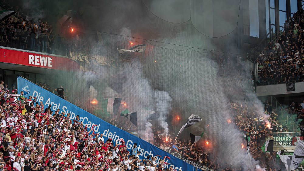 Rauch im Gladbacher Block: Borussia-Anhänger zündeln vor dem Spiel in Köln.