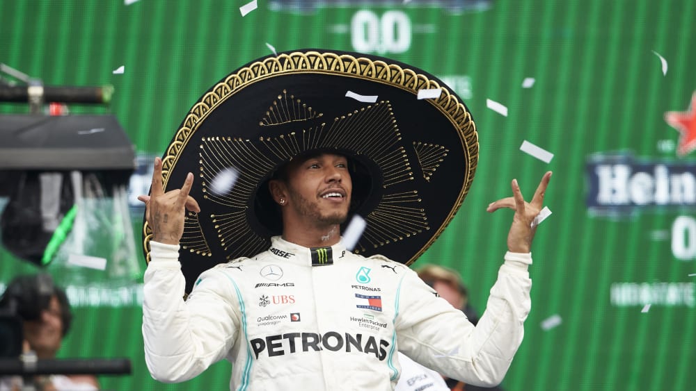 Hamilton siegte nach b&#228;renstarkem Rennen vor Vettel und bekam bei der Siegerehrung einen Sombrero.