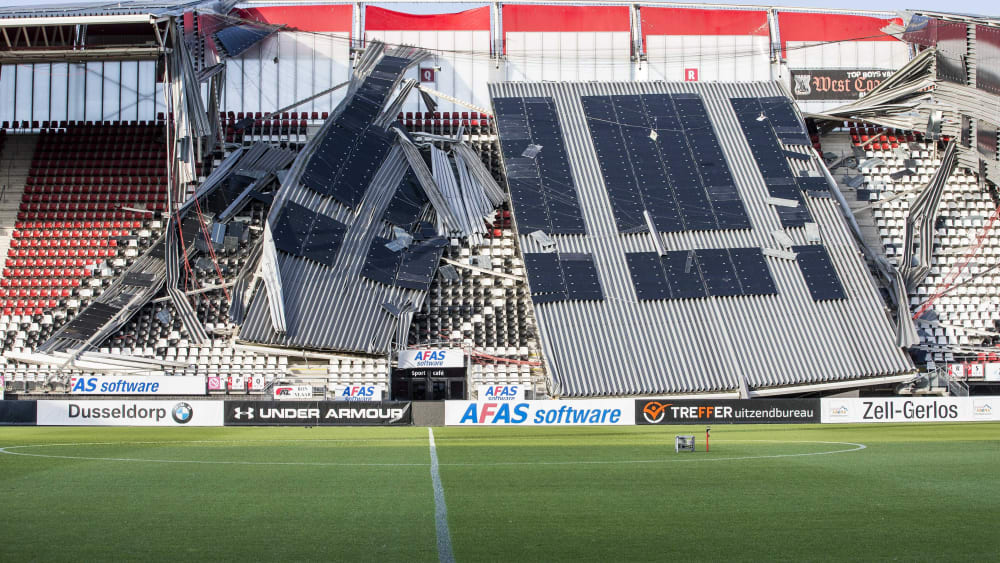 Teilweise eingest&#252;rzt: das Dach im Stadion von Alkmaar.