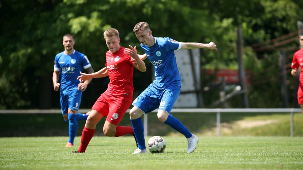 Ab sofort im blauen Trikot: Niklas Kolbe (rechts) gab am Wochenende sein Deb&#252;t f&#252;r die Stuttgarter Kickers.