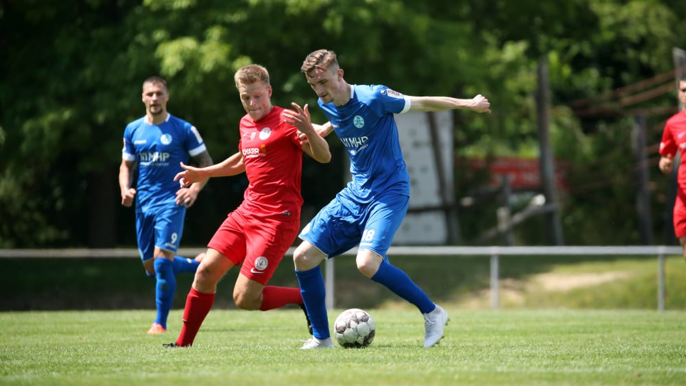 Ab sofort im blauen Trikot: Niklas Kolbe (rechts) gab am Wochenende sein Debüt für die Stuttgarter Kickers.