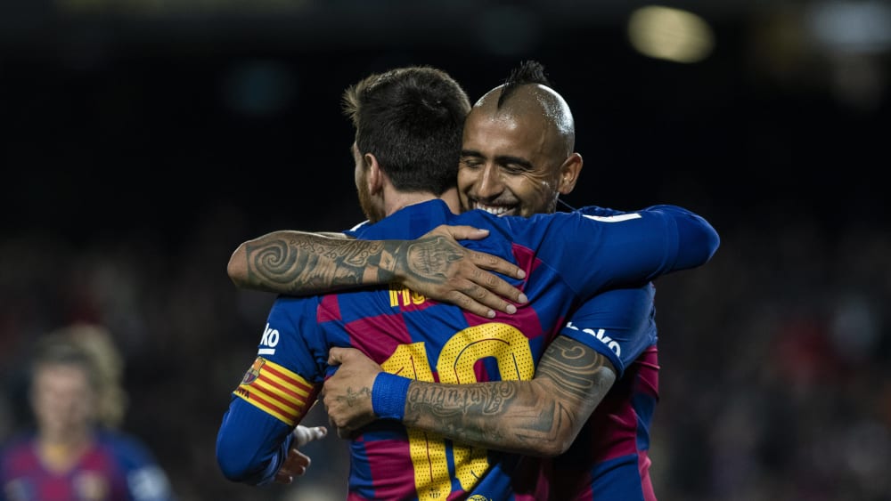 Pure Freude: Arturo Vidal feiert den Doppelpacker Lionel Messi.
