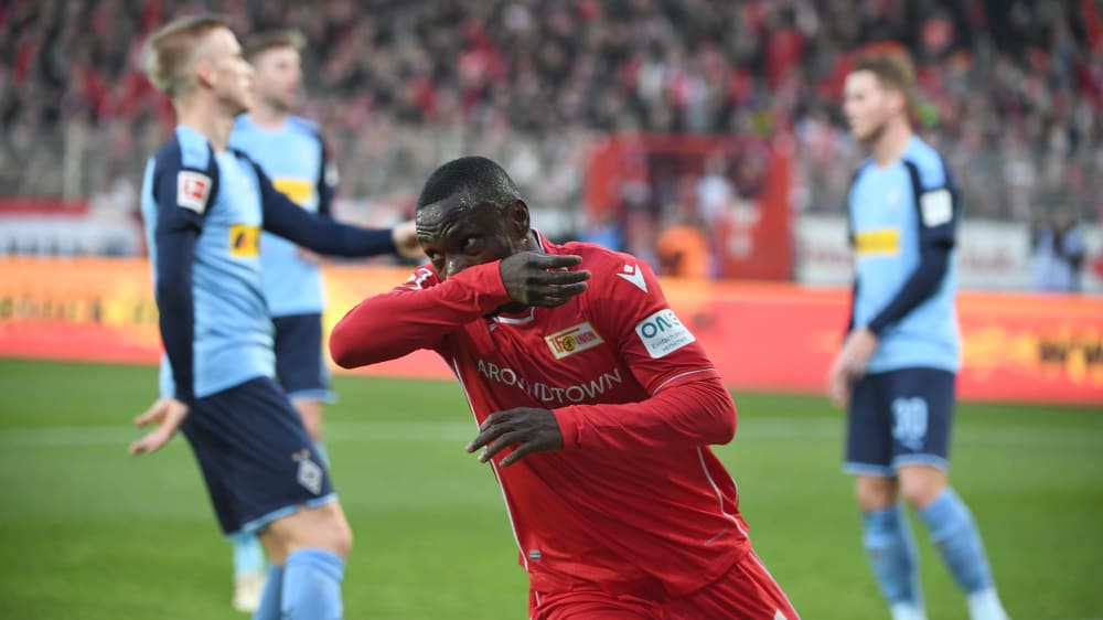 Dem Führungstreffer folgt der Kuss auf den Unterarm: Anthony Ujah nach Saisontor Nummer zwei.