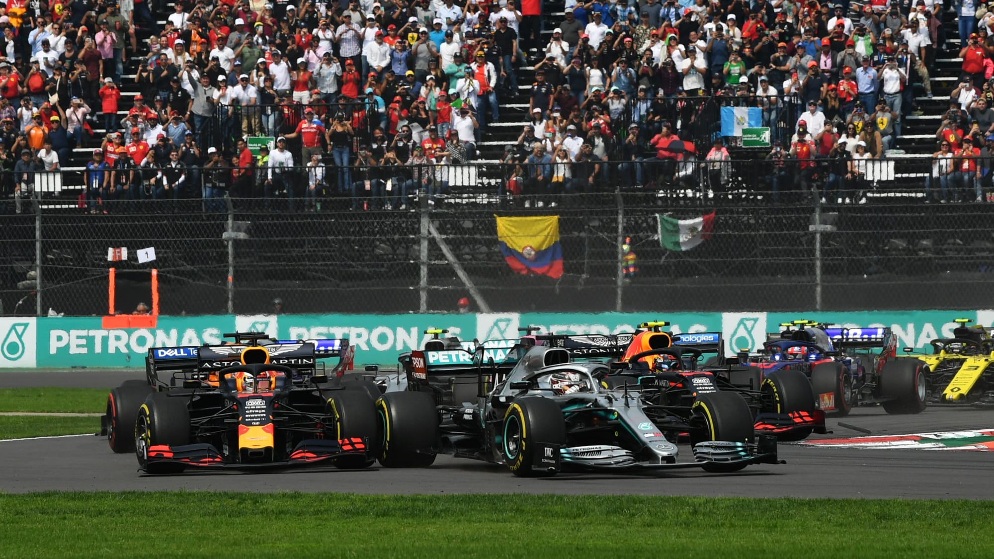 Kurz nach dem Start krachten Hamilton und Verstappen zusammen, beide mussten durchs Gras.