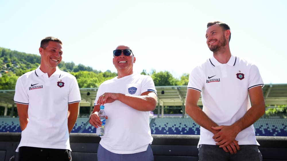 Aues Neuzugänge Gaetan Bussmann (li.) und Florian Ballas (re.) mit Präsident Helge Leonhardt.