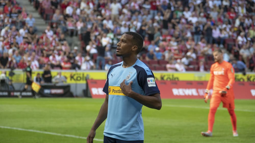 Matchwinner: Alassane Plea und das Wappen des Derbysiegers.