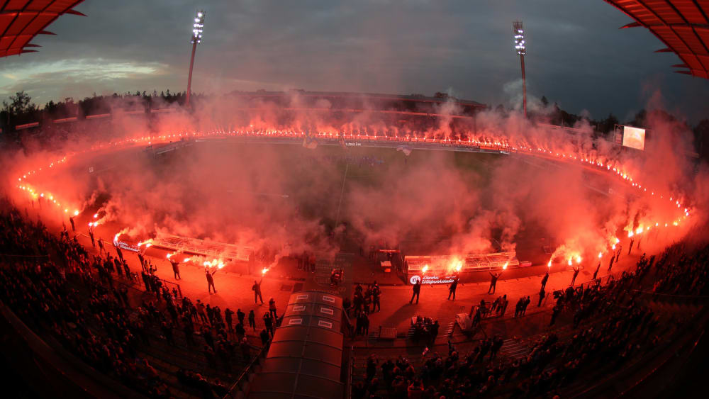 Feierlichkeiten nach Spielende: Der Karlsruher Fan-Dachverband "Supporters" hatte sich im November 2018 mit einer Pyroshow vom alten Wildparkstadion verabschiedet.