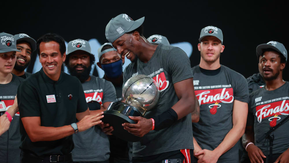 "Die Arbeit ist noch nicht vorbei": Bam Adebayo mit der Trophäe für die beste Mannschaft der Eastern Conference.