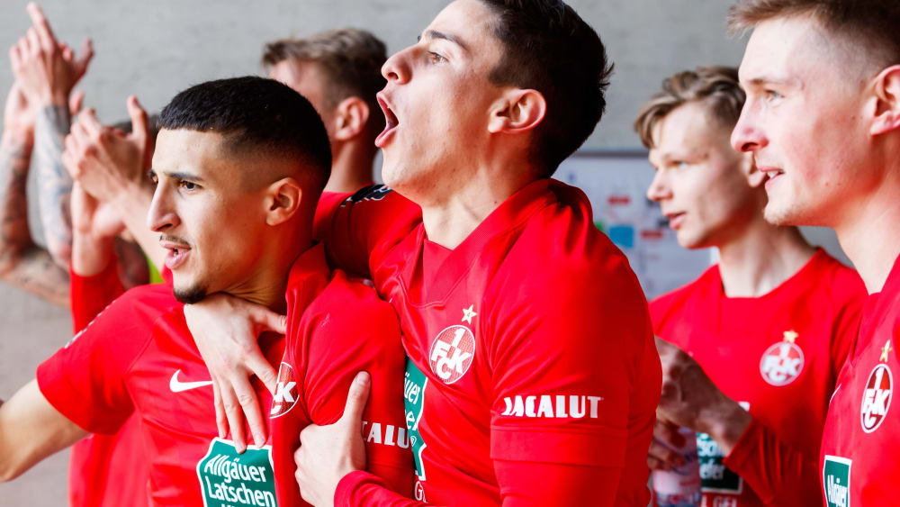 Die Roten Teufel feierten den Sieg gegen Saarbrücken noch mit ein paar Fans am Stadiontor - und in ausreichendem Abstand.