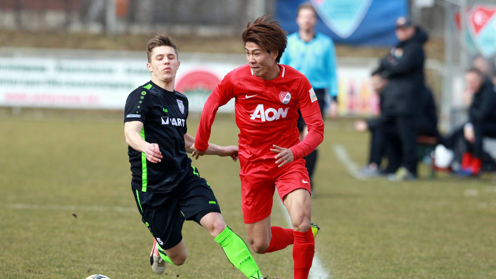 Masaaki Takahara im Duell mit Daniel Holzmann (TSV Nördlingen, li.)