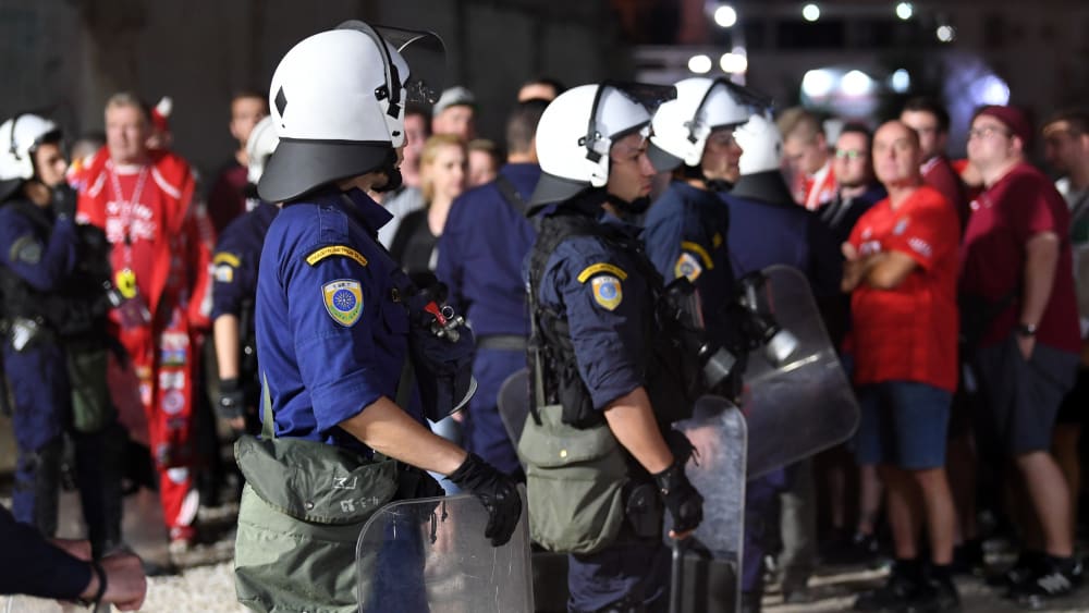 Griechische Polizisten bewachen Bayern-Fans in Pir&#228;us.