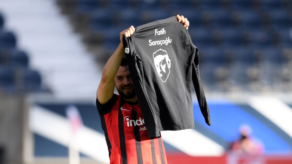 Nach seinem Tor gegen Bayern hielt Amin Younes ein Shirt in die Luft, das ein Portr&#228;tfoto eines Opfers von Hanau zeigte.