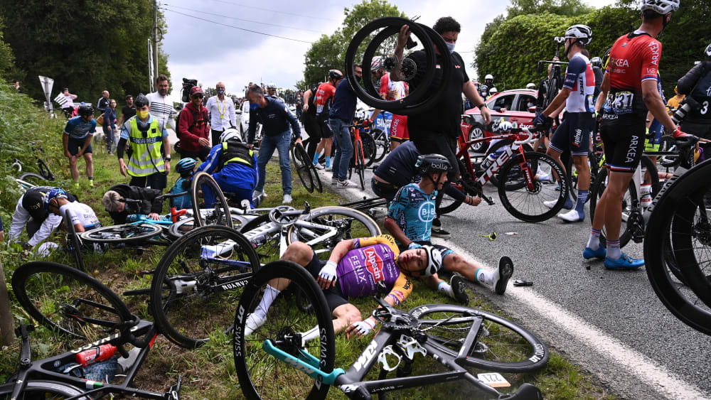 wallpapers Tour De France Sturz https www kicker de sturz chaos nimmt kein ende das ist kein radsport mehr 808526 artikel