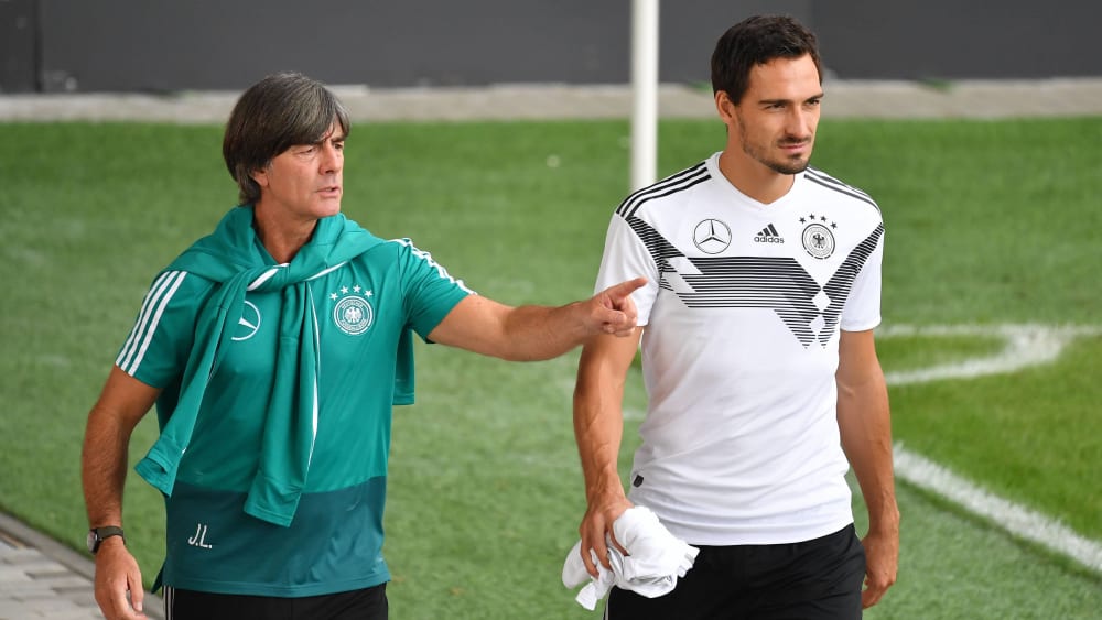 Joachim Löw spricht mit Mats Hummels