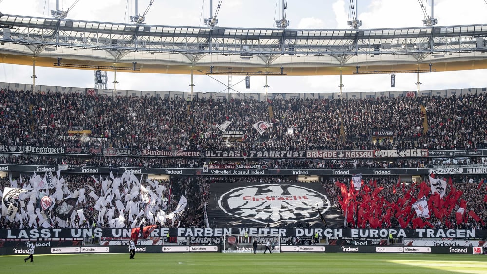 Zündeten wenig später Pyrotechnik: Die Frankfurter Fans vor dem Derby gegen Mainz.