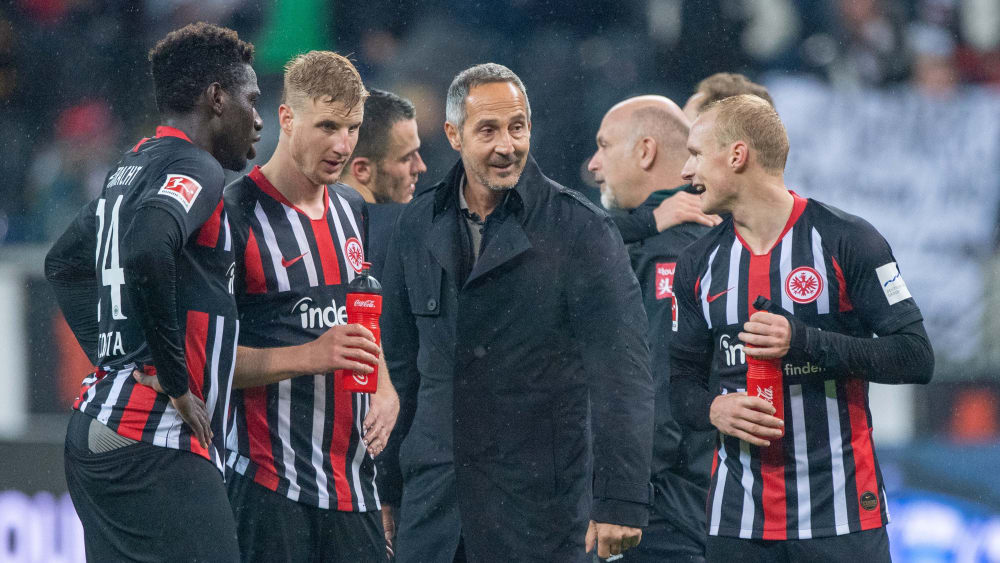 Enttäuschung? Zufriedenheit? Bei Eintracht Frankfurt und Trainer Adi Hütter (Mitte) herrschten gemischte Gefühle.