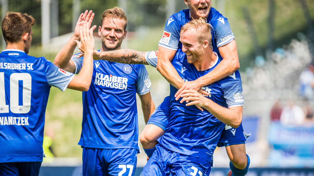 Jubel in Blau-Weiß: Philipp Hofmann (#33) freut sich mit dem Karlsruher SC.