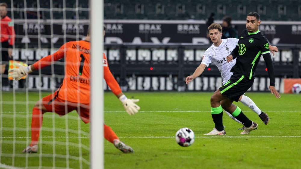Gladbachs Jonas Hofmann verzieht hauchzart.