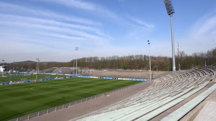 Blick auf das neue Schalker Parkstadion neben dem Trainingsplatz.